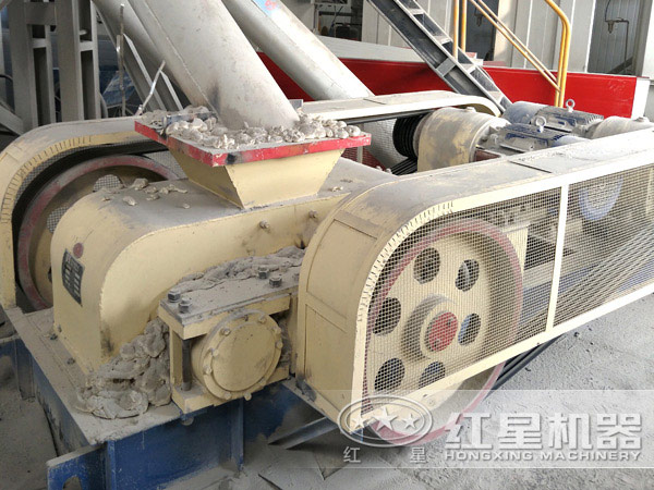 對(duì)輥制砂機(jī)工作現(xiàn)場(chǎng) 對(duì)輥制砂機(jī)工作現(xiàn)場(chǎng)