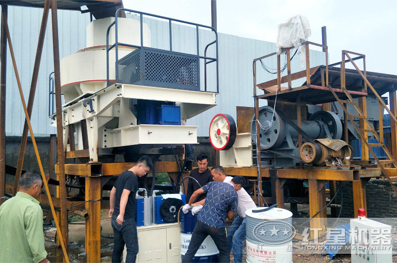 新型環(huán)保制砂生產(chǎn)線構(gòu)建現(xiàn)場 新型環(huán)保制砂生產(chǎn)線構(gòu)建現(xiàn)場