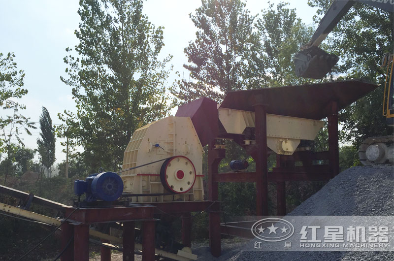 錘式破碎機工作現(xiàn)場 錘式破碎機工作現(xiàn)場