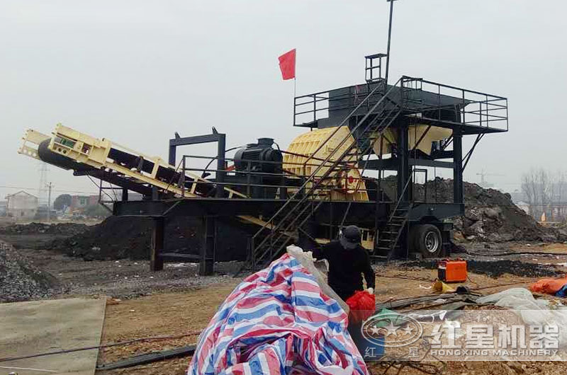 移動(dòng)重錘式粉煤機(jī)生產(chǎn)現(xiàn)場