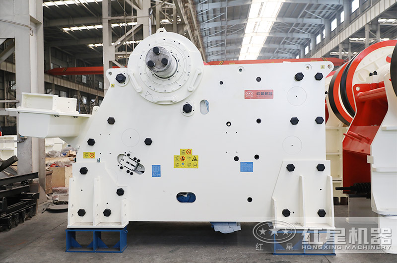 CJ歐版顎式破碎機(jī)廠區(qū)實拍 CJ歐版顎式破碎機(jī)廠區(qū)實拍