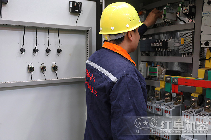 車間技術(shù)工人在檢查電力系統(tǒng)作業(yè)中 車間技術(shù)工人在檢查電力系統(tǒng)作業(yè)中