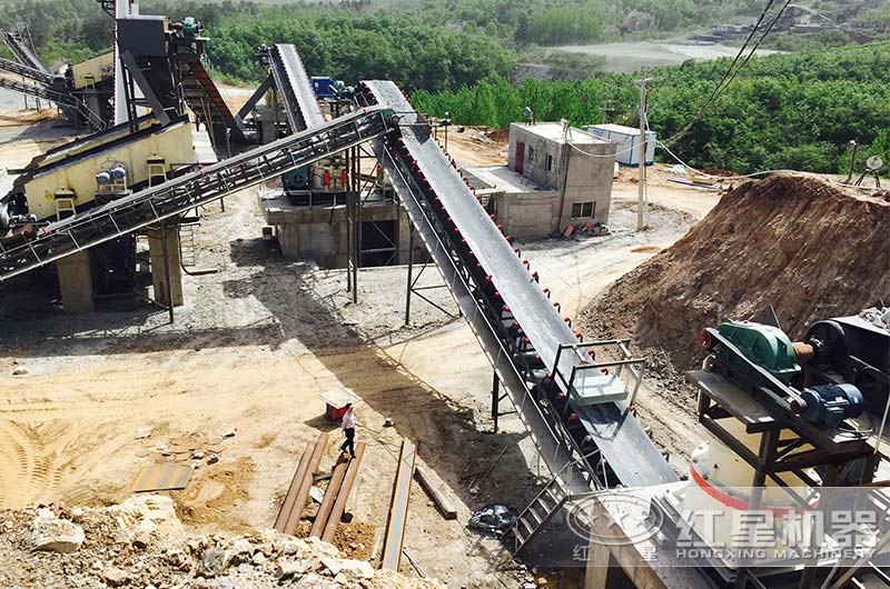 石料破碎室外生產(chǎn)中 石料破碎室外生產(chǎn)中