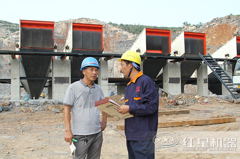 紅星技術師在生產(chǎn)現(xiàn)場為用戶指導中 紅星技術師在生產(chǎn)現(xiàn)場為用戶指導中