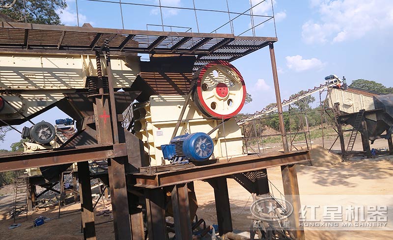 顎式破碎機(jī)現(xiàn)場(chǎng) 顎式破碎機(jī)現(xiàn)場(chǎng)