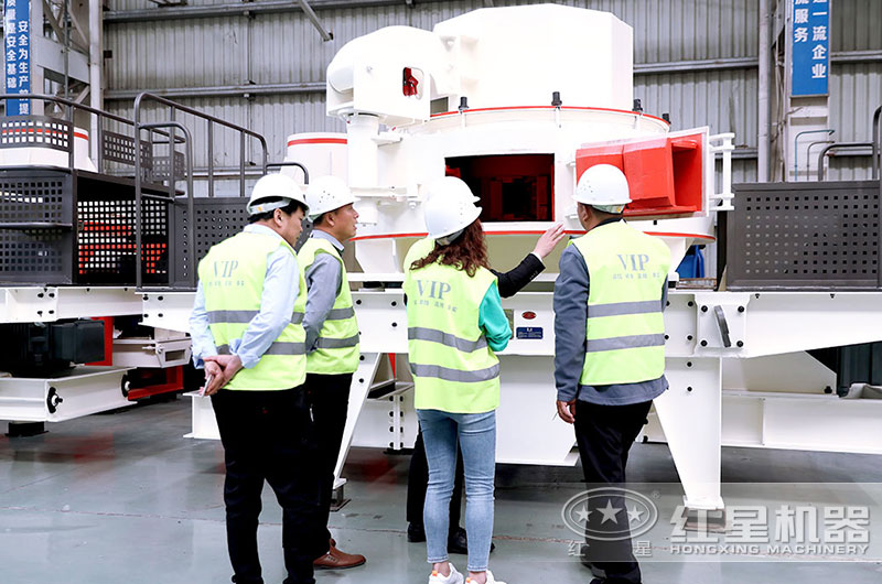 用戶到廠參觀，近距離考察制沙機(jī)設(shè)備