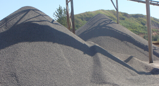 時(shí)產(chǎn)50噸對(duì)輥式制砂機(jī)工作視頻放送，多角度了解設(shè)備生產(chǎn)