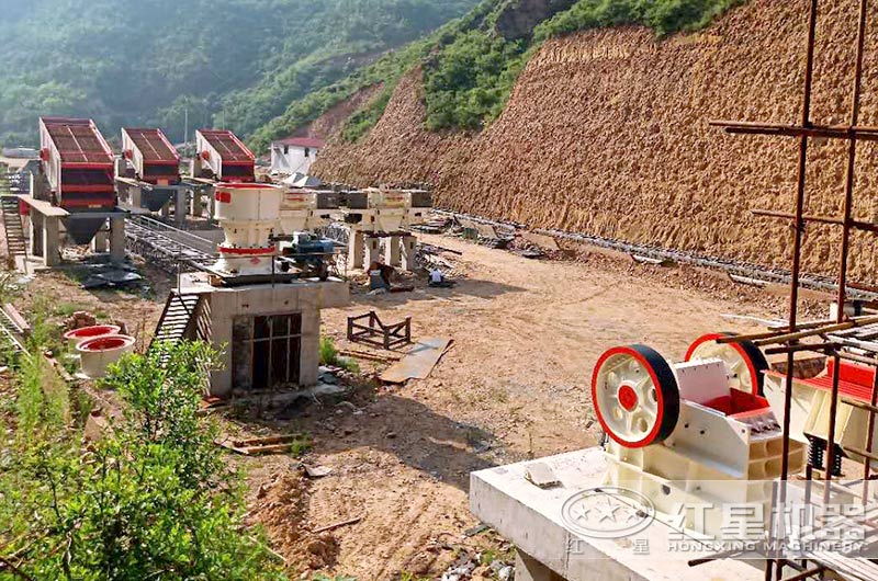 沙廠生產(chǎn)線安裝安裝中，石料粉碎設備有鄂破、圓錐破和制砂機