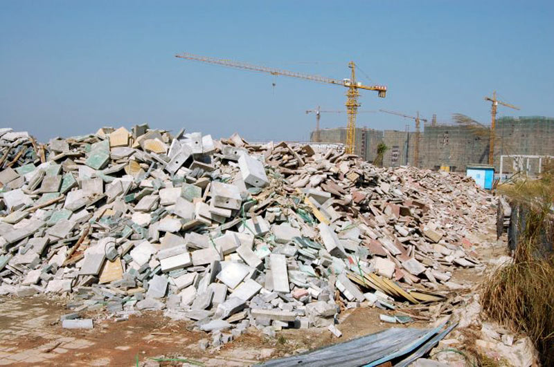 拆遷房子的廢料不要亂扔！試試用移動(dòng)破碎機(jī)資源再利用