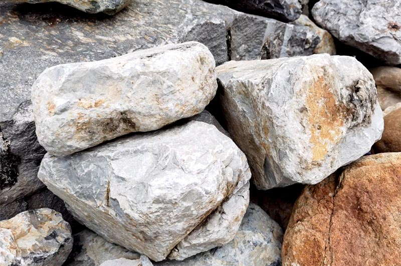 青石硬度較小、制砂難度小 青石硬度較小、制砂難度小