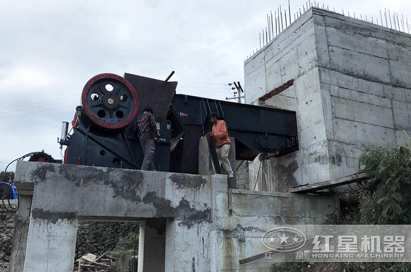 大型鱷式碎石機(jī)設(shè)備不同、型號(hào)不同、報(bào)價(jià)不同